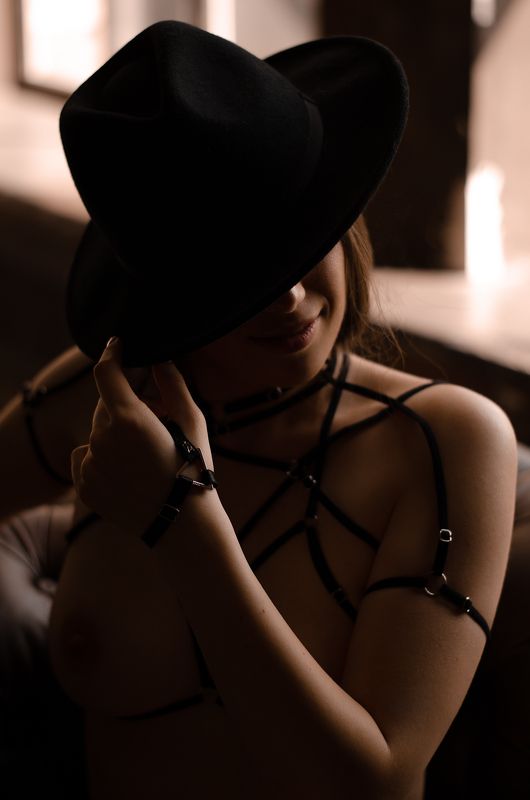 artisticnude artnude breasts erotic erotica eroticart eroticphoto eroticphotography girl naked nipples womanportrait eroticportrait Hat and straps фото превью