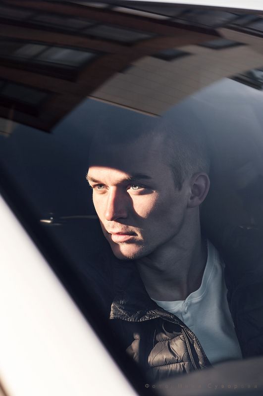 мужской портрет, красивые люди, красивые лица, фото через стекло, молодой человек, портрет, портрет на улице, портрет в машине Александрphoto preview