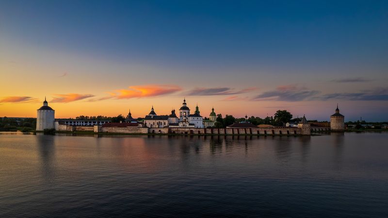 Кирилло-белозерский монастырь Свято-Успенский Кирилло-Белозерский монастырь является одним из крупнейших русских монастырей. По имени своего главного собора, который посвящён Успению Пресвятой Богородицыphoto preview