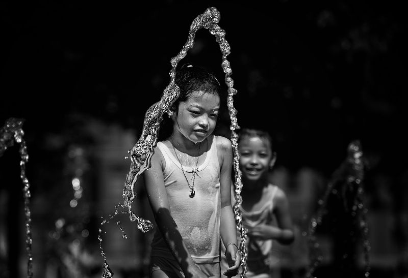 чб фото, дети. лето, фонтаны, эмоции Фонтанное настроениеphoto preview