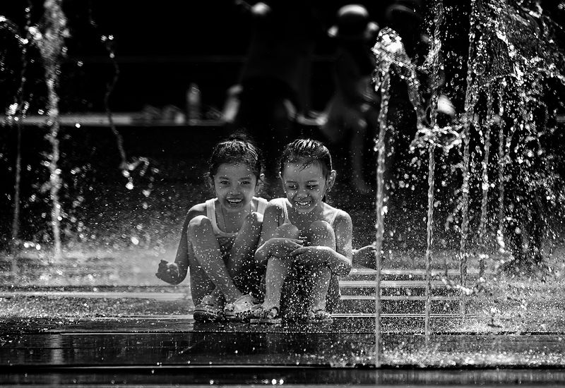 чб фото, дети. лето, фонтаны, эмоции Фонтанное настроениеphoto preview