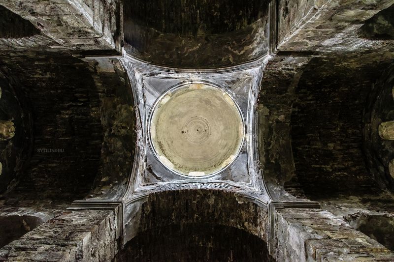 Шоанинский храм, Карачаево-Черкесия, купол, свод, колонны, симметрия, геометрия, древний, старый, пожар, заброшенный, византийский, культура, религия, православный, христианство, достопримечательность, туризм, тур, поездка, экскурсия, внутри Геометрия Шоанинского храма. Карачаево-Черкесия. фото превью