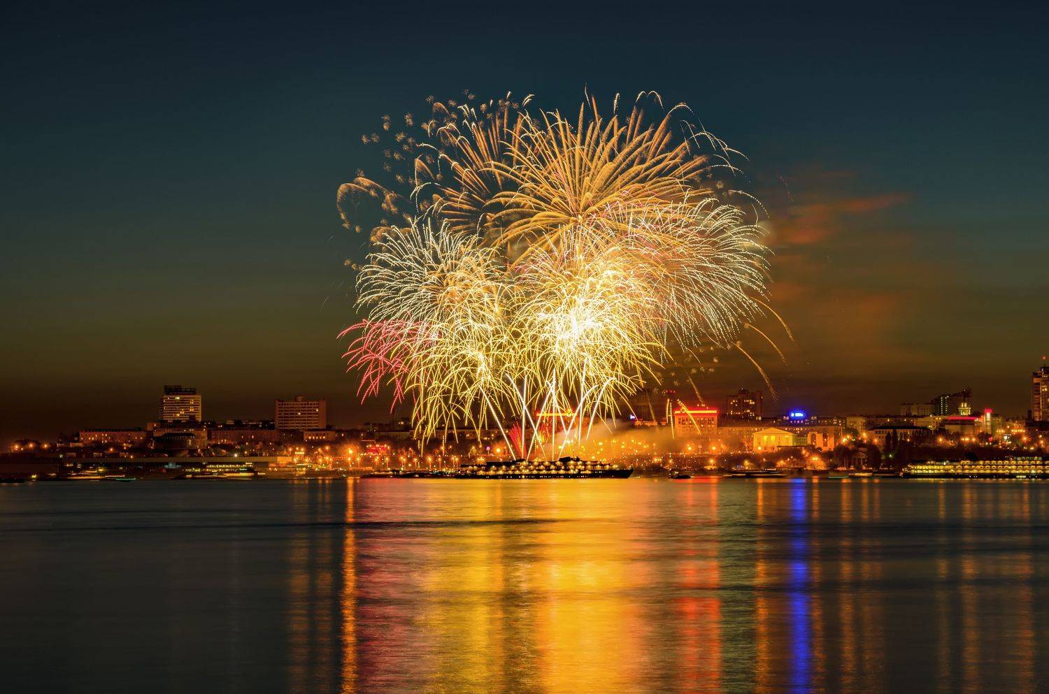 салют, волга, отражение, вода, волгоград, сталинград, победа, 9 мая, праздник, красочный, город, герой, Сытилин Павел