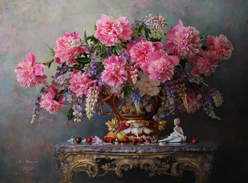 пионы, цветы, стол, люпины, лето, скульптура, девочка, балерина, ягоды Натюрморт с пионамиphoto preview