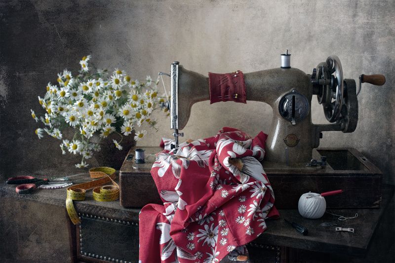 миламиронова, фотнатюрморт, швейнаямашинка, ткань, сарафан, ромашки, лето, ножницы, нитки Сарафан с ромашками ... фото превью