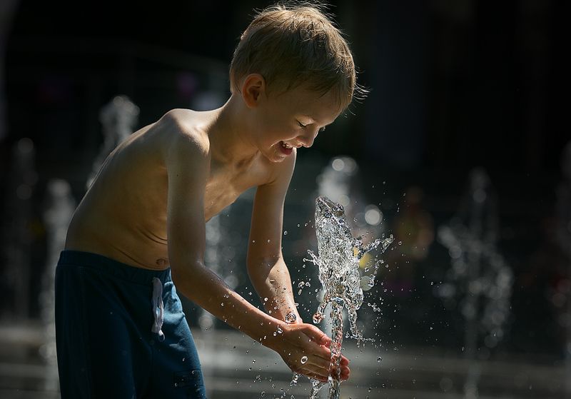 дети, фонтаны, эмоции, уличное фото, жанровое фото Фонтанное настроениеphoto preview