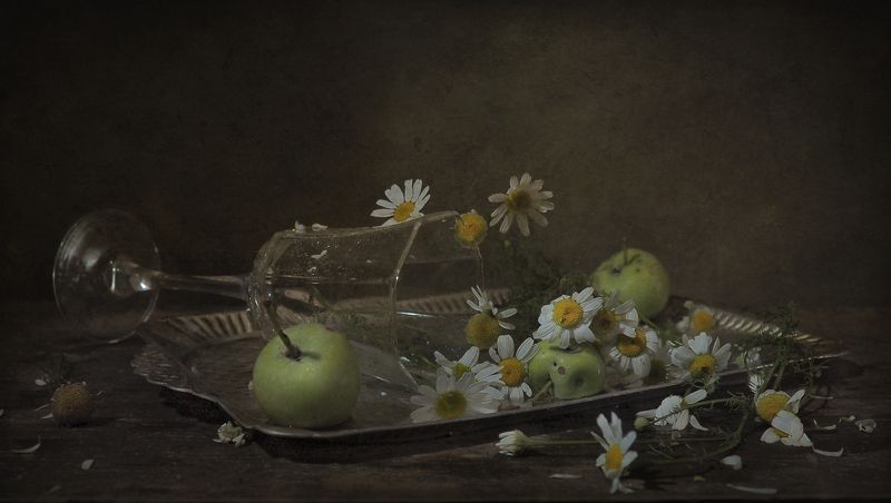бокал, вода, яблоки,поднос,ромашки Бокал с разлитой водойphoto preview