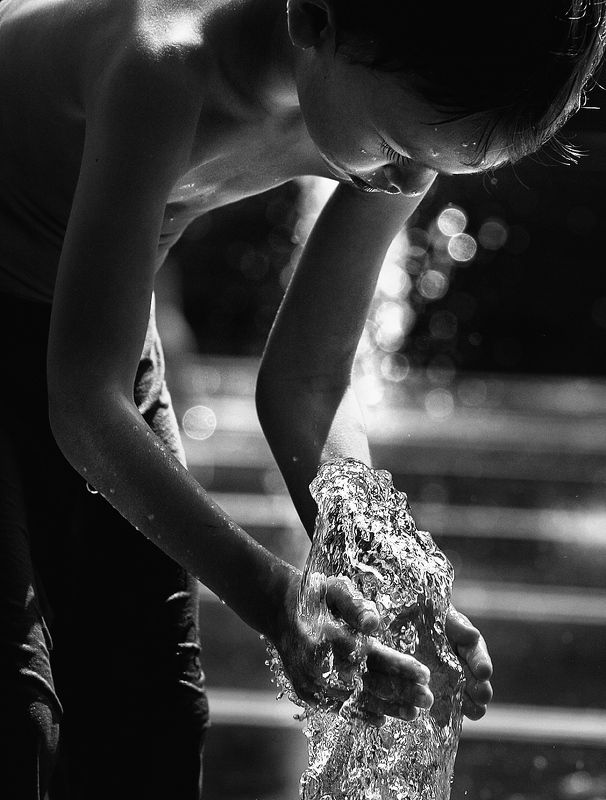чб фото, дети, фонтаны, эмоции, уличное фото, жанровое фото Фонтанное настроениеphoto preview