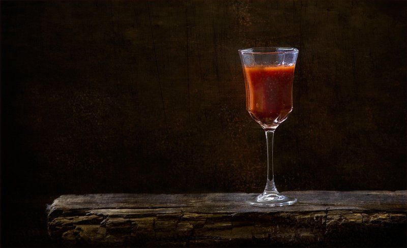 ...Испив чужую жизнь - бокал - до дна. Чужую боль, как кофе, до утра. Чужая страсть, горячая, как грог, Чужие страхи застывают льдом... Евгения Оганезоваphoto preview