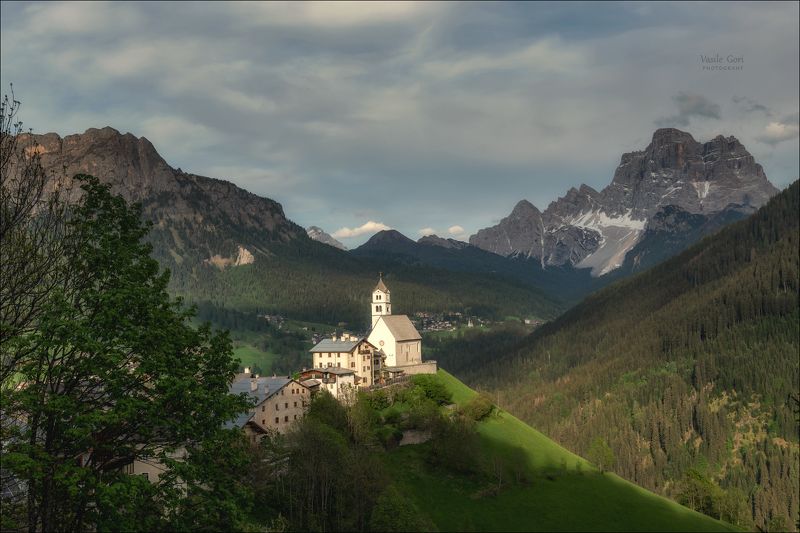 доломитовые альпы,италия,весна,деревня,церквушка,monte pelmo, santa lucia,тени,alps Свет и тени над Санта - Лючиейphoto preview