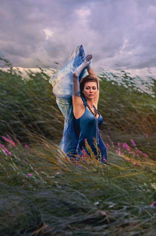 девушка, ветер, трава, облака ***photo preview