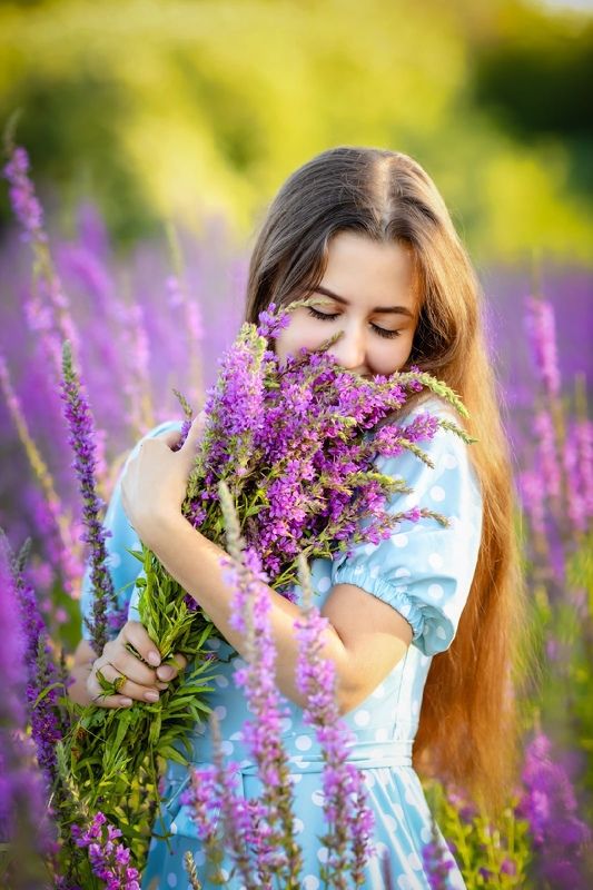 женский портрет с цветами. прибрежные цветы - древестник иволистный на побережье реки Ахтубаphoto preview