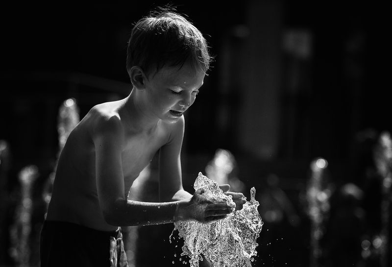 чб фото, дети, фонтаны, эмоции, уличное фото, жанровое фото Фонтанное настроениеphoto preview