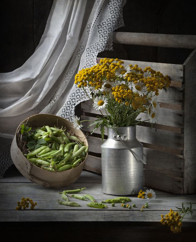 горох, сито, бидон, цветы. Натюрморт с горохомphoto preview