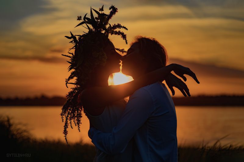 рассвет, закат, пара, встреча, свидание, любовь, обьятья , река, вода, залив, озеро, венок, поцелуй Свидание у рекиphoto preview