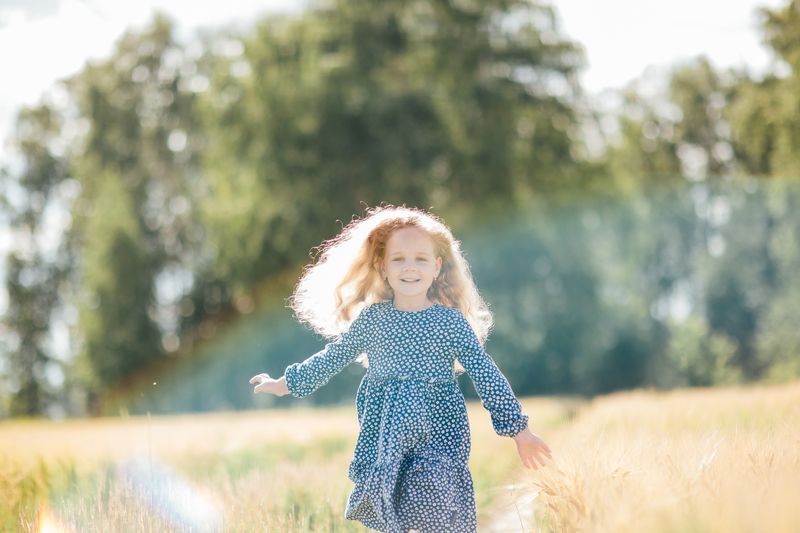 девочка, пшеница, поле, бег, радость, дети, солнце На просветphoto preview