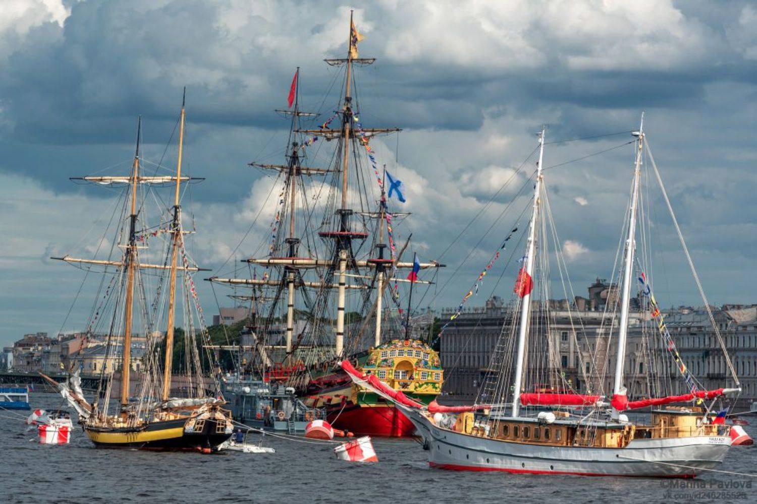 Праздничная река Нева. Автор: Павлова Марина город, архитектура, городской пейзаж, река нева, санкт-петербург, корабль, фрегат, парусник \"полтава\", день вмф россии, nikon, Павлова Марина