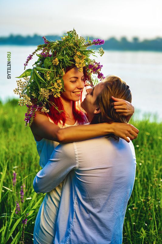 цветы, луг, трава, пара, встреча, свидание, любовь, обьятья , река, вода, залив, озеро, венок,  Встреча на рассветеphoto preview