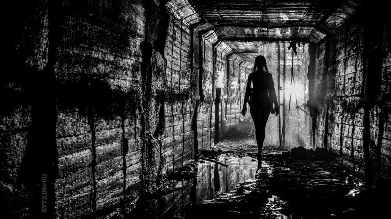 коридор, тоннель, ливневка, вода, мокрый, влажный, девушка, женщина, молодой, идти, стройный, силуэт, низкий ключ, шагать, поток, водопад, подземный Женский силуэт в темном коридореphoto preview