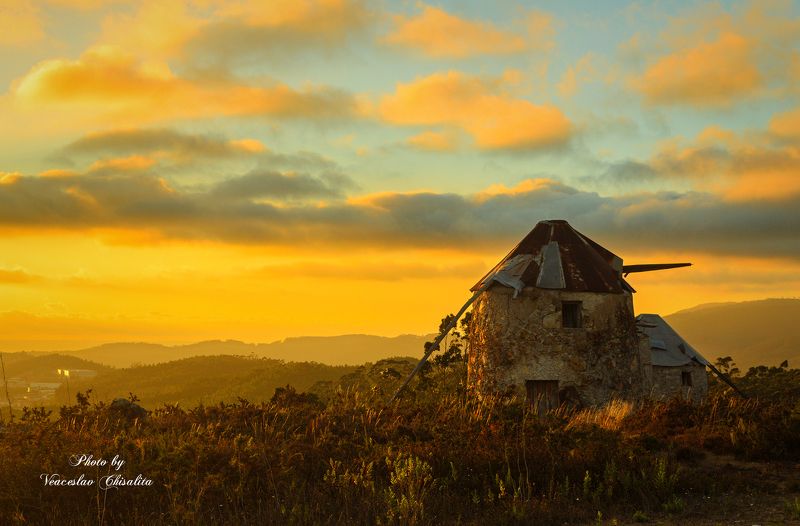 sunset,пейзаж разрушенная мельница на закатеphoto preview