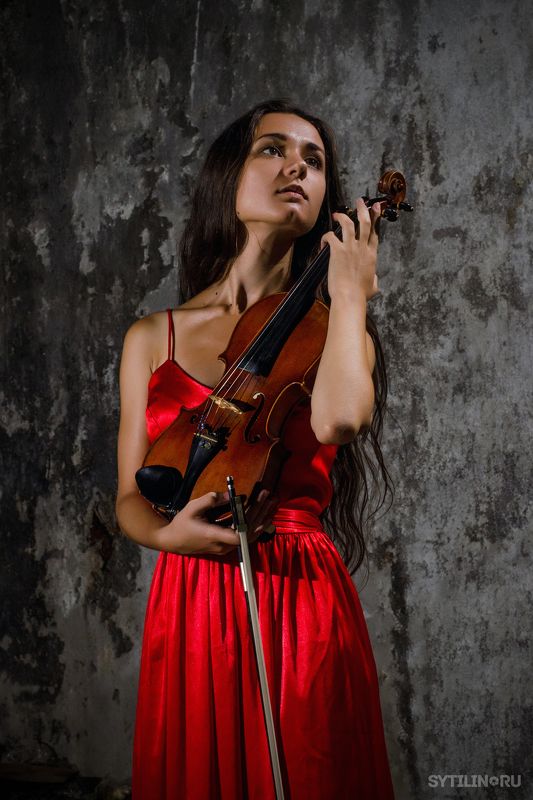 скрипка, девушка, держать, в руках, платье, красный, молодой, стройный, женщина, серый, стена, мрачный, яркий, смычок, играть, музыка Скрипачка в красном платьеphoto preview