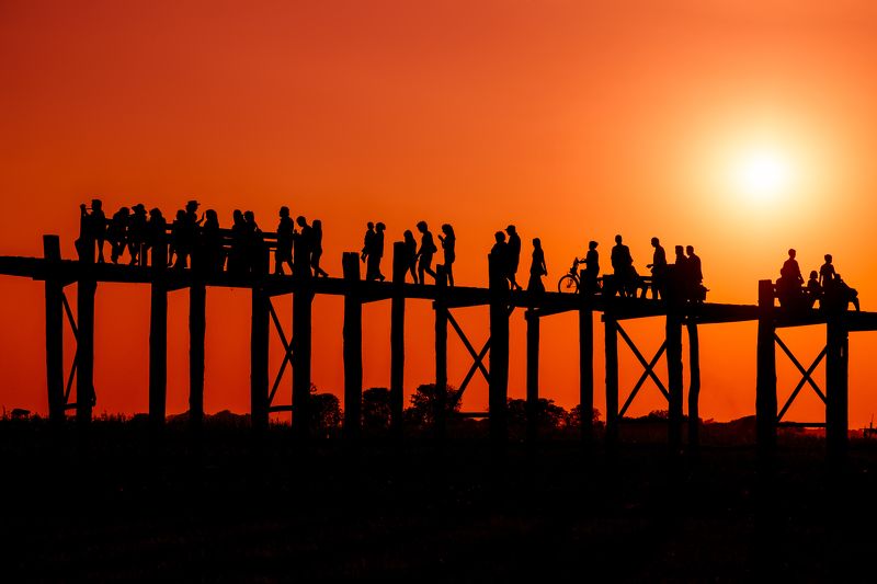 Мандалай, Таунтоме, бирма, мьянма, мост, деревянный, убейн, убэйн, силуэты, тени, люди, жизнь, движение, солнце, закат Тени моста Убейн. Озеро Таунтоме, Мьянма фото превью