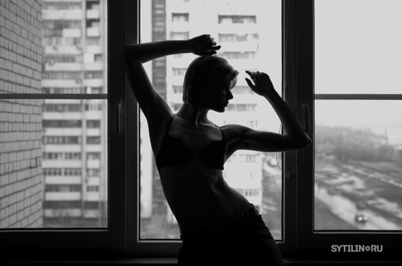 окно, девушка, изогнутый, силуэт, широкий, потягиваться, утро, вид, смотреть, женщина, молодой, стройный, черно-белый, У окнаphoto preview