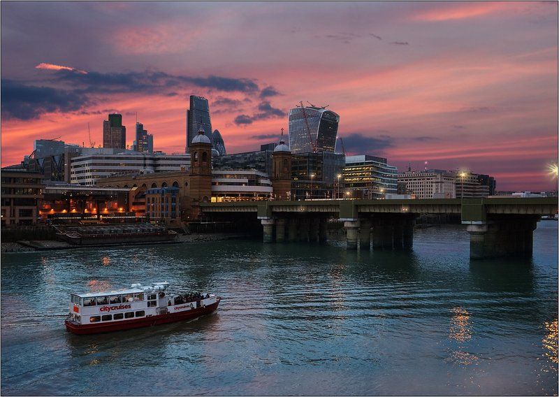 Проплывая мимо Лондонского Ситиphoto preview