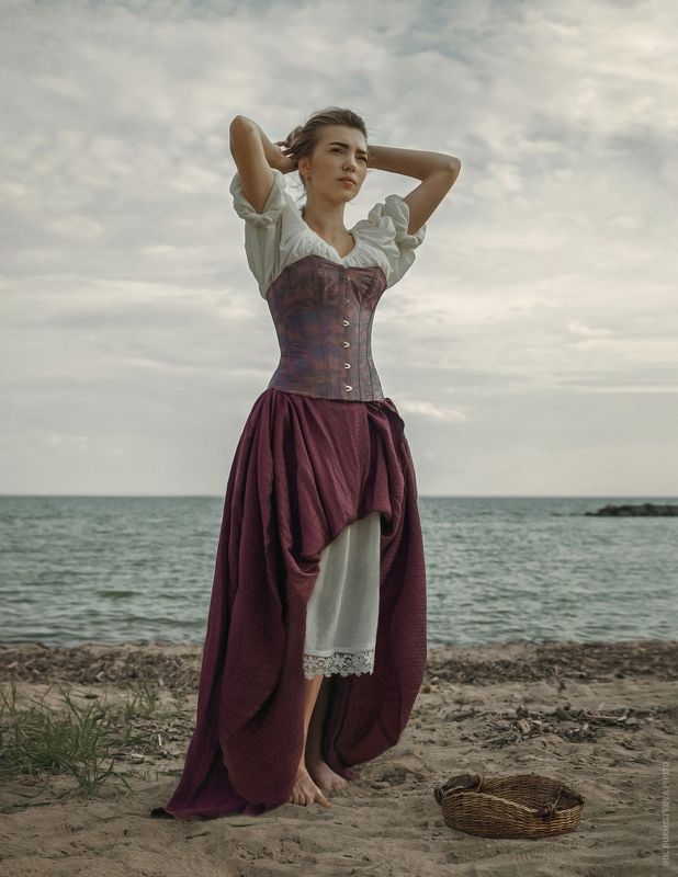 море, ракушки, песок, корзина, корсет, стилизация, файнарт Собирательница ракушекphoto preview