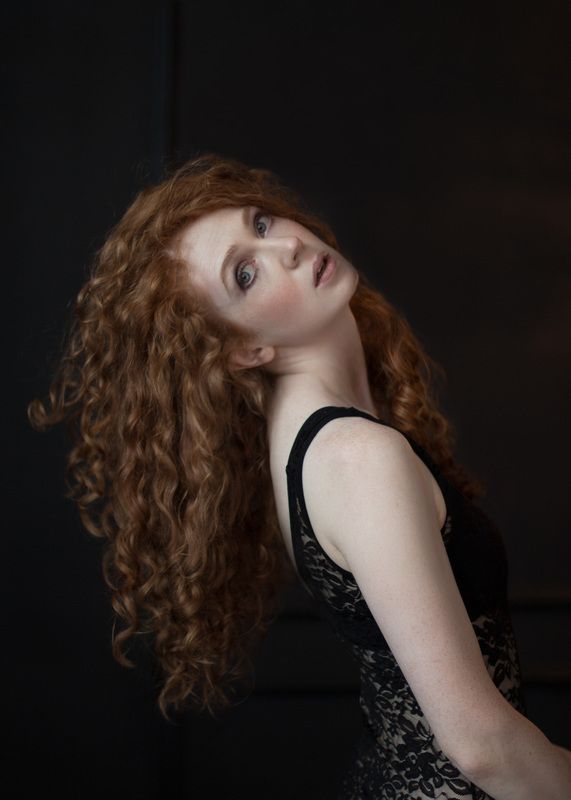 рыжая, рыжые кудри, кудри, кудрявая, веснушки, кружева, черные кружева, кружевное боди, голубые глаза Света фото превью