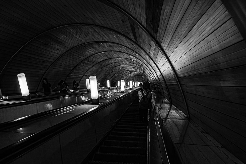 метро, эскалатор, стрит, чб, чернобелое ассимметрияphoto preview
