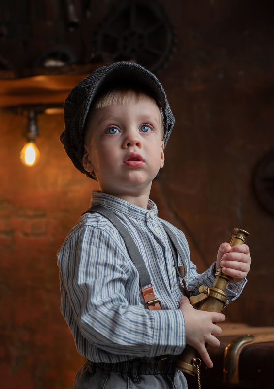 мальчик, подзорная труба photo preview