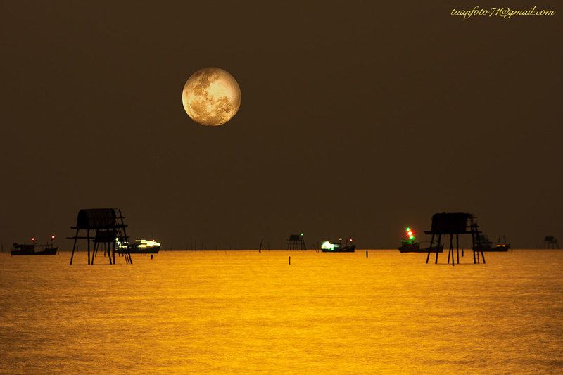 #landscape #moon #sellingphoto Moon on the Dong Chau Seephoto preview