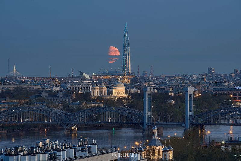 Закат Луны над спящим городомphoto preview