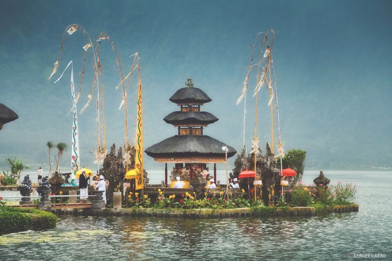 туман, озеро, бали, буддизм, вода, индонезия, остров, культура, восток, азия, путешествие, fog, lake, bali, buddhism, water, indonesia, island, culture, east, asia, travel Храм на водеphoto preview