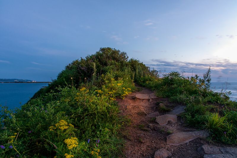 приморье, россия, природа, пейзаж, закат, скала, мыс, море, горизонт, лето, путешествие, туризм Мыс Седловидный в закатном свете фото превью