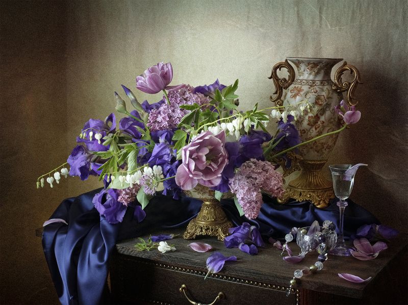 миламиронова, фотонатюрморт, лето, stilllife, цветы, букет, натюрмортсцветами, сирень, ирисы, тюльпаны, микс, аромат, дицентра, бокал, ваза, бусы Гордая ваза... фото превью