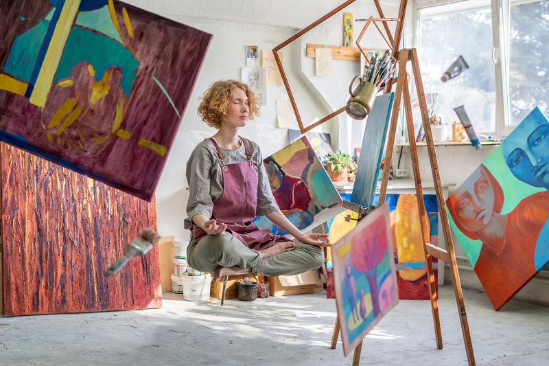 концептуальная фотография, постановочная фотография, левитация Художник спокоен в творческом хаосеphoto preview