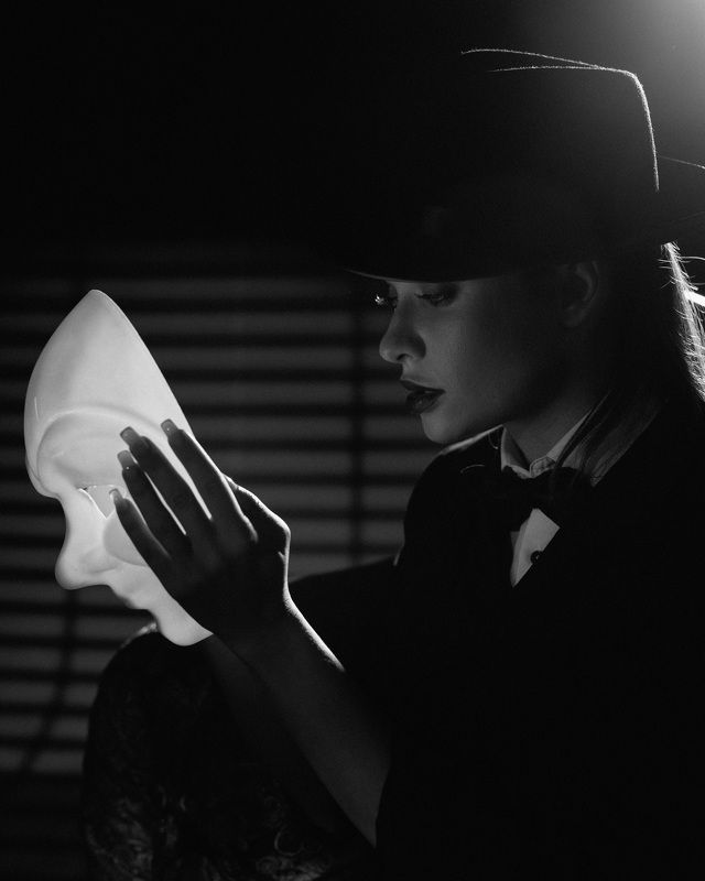 Femme fatalephoto preview