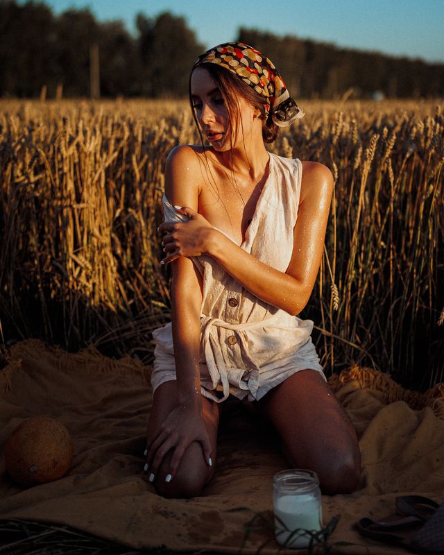 Девушка в пшеницеphoto preview