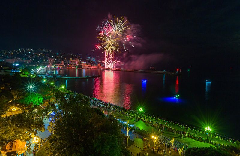 ялта, крым, ночная ялта, набережная ленина, черное море, вечерняя ялта, фейерверк в ялте Фейерверк в Ялтеphoto preview