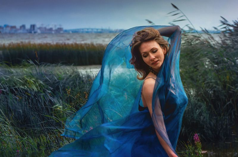 девушка, ткань, синий цвет, трава ***photo preview