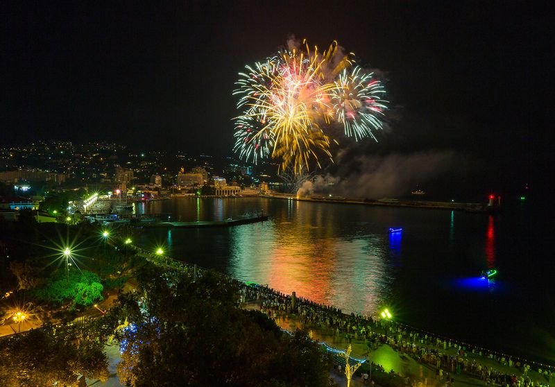 ялта, фейерверк, ночная ялта,  крым, набережная ленина, черное море, ялтинский маяк, ялтинский залив, мартьян, мыс мартьян Ялтаphoto preview