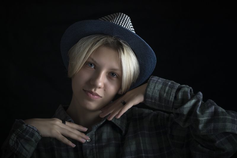 девушка, портрет, студия В шляпеphoto preview