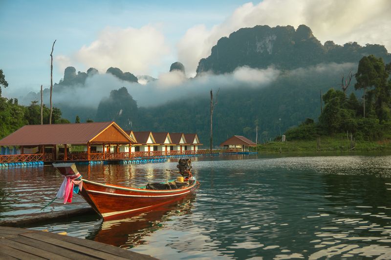 Утро на озере Chieou Laan Lake, Таиландphoto preview