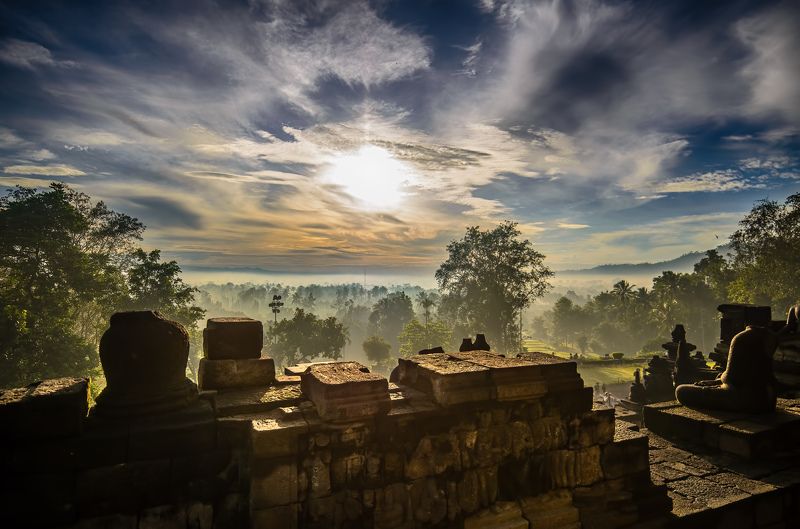 Боробудур, буддизм, рассвет, древний, храм, индонезия, ява, будда, солнечный, восход, закат, туман, дымка, джунгли, достопримечительность, азия Рассвет в Боробудуре фото превью