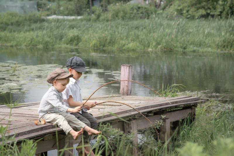рыбалка, дети, мальчики Ловись, рыбка, большая и маленькая!photo preview