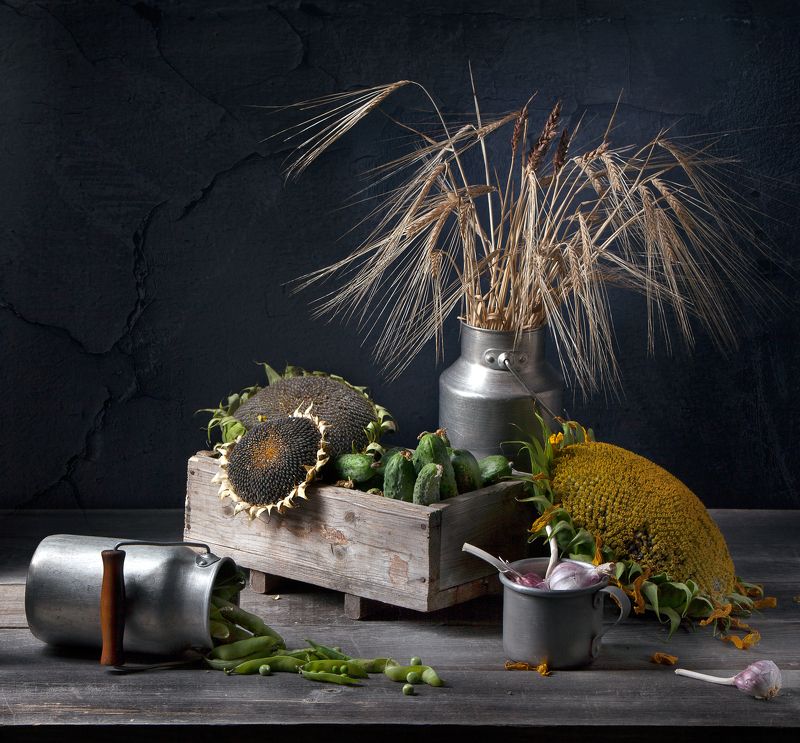 подсолнух, огурцы, горох, бидон, кружка деревенский натюрморт.photo preview