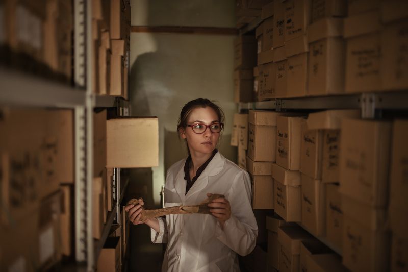 девушка, антрополог, лаборант, помещение, контраст, свет, портрет, атмосфера Антрополог фото превью