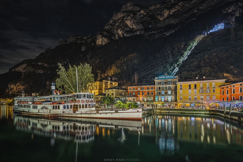 Porto, battello a vapore Riva del Garda Lago di Garda, Trentino, Italia фото превью